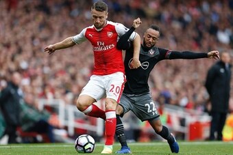 Arsenal's German defender Shkodran Mustafi (L) vies with Southampton's English midfielder Nathan Redmond (R) during the English Premier League football match between Arsenal and Southampton at The Emirates Stadium in London, on September 10, 2016. / AFP /