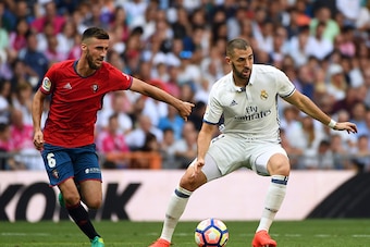 Real Madrid's French forward Karim Benzema (R) vies with Osasuna's defender Oier Mate during the Spanish league football match Real Madrid CF vs CA Osasuna at the Santiago Bernabeu stadium in Madrid on September 10, 2016. / AFP / GERARD JULIEN        (Pho
