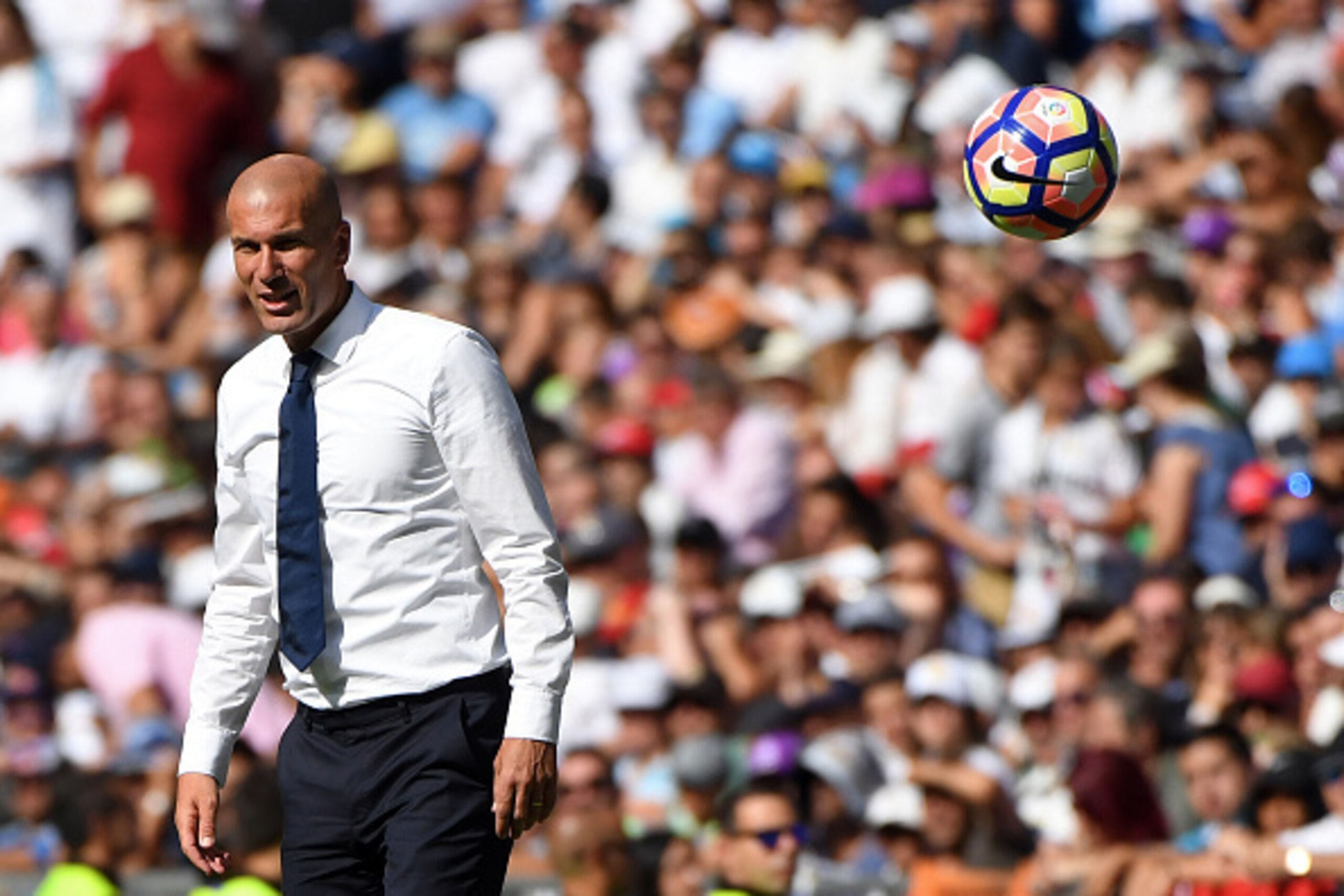 Real Madrid's French coach Zinedine Zidane stands on the sideline during the Spanish league football match Real Madrid CF vs CA Osasuna at the Santiago Bernabeu stadium in Madrid on September 10, 2016. / AFP / GERARD JULIEN        (Photo credit should rea