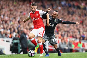 LONDON, ENGLAND - SEPTEMBER 10:  Shkodran Mustafi of Arsenal (L) and Nathan Redmond of Southampton (R) battle for possession during the Premier League match between Arsenal and Southampton at Emirates Stadium on September 10, 2016 in London, England.  (Ph