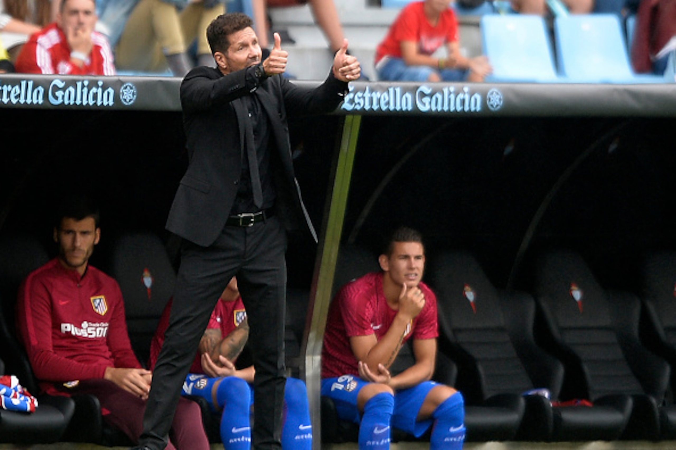 Atletico Madrid's Argentinian coach Diego Simeone gestures on the sideline during the Spanish league football match RC Celta de Vigo vs Club Atletico de Madrid at the Balaidos stadium in Vigo on September 10, 2016.
Atletico won 4-0. / AFP / MIGUEL RIOPA  