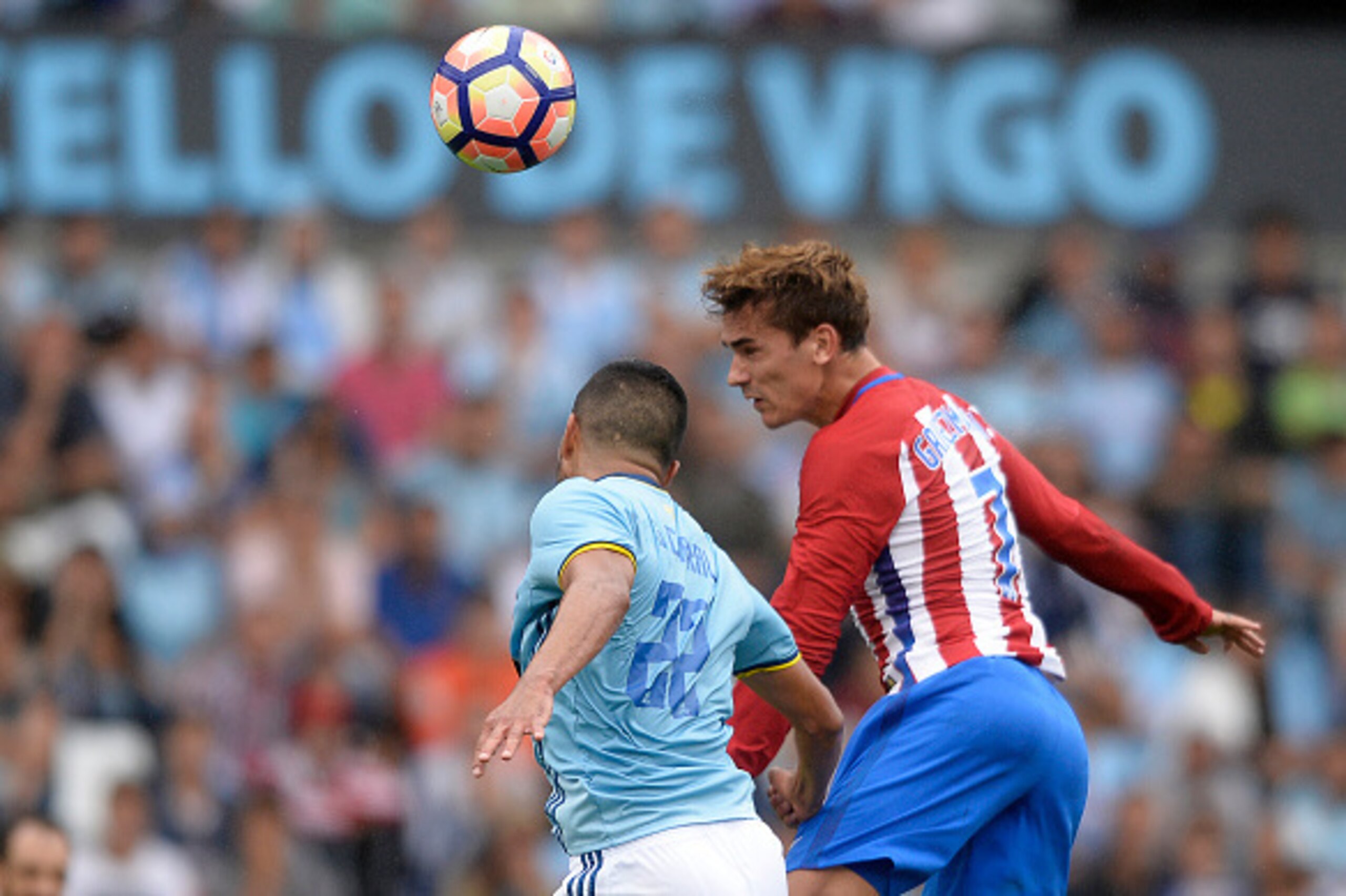 Atletico Madrid's French forward Antoine Griezmann (R) heads the ball to score during the Spanish league football match RC Celta de Vigo vs Club Atletico de Madrid at the Balaidos stadium in Vigo on September 10, 2016. / AFP / MIGUEL RIOPA        (Photo c