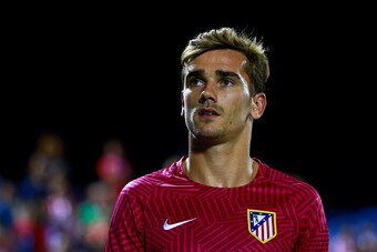 LEGANES, SPAIN - AUGUST 27: Antoine Griezmann of Atletico de Madrid looks on prior to start  the La Liga match between Club Deportivo Leganes and Club Atletico de Madrid at Estadio Municipal de Butarque on August 27, 2016 in Leganes, Spain. (Photo by Gonz