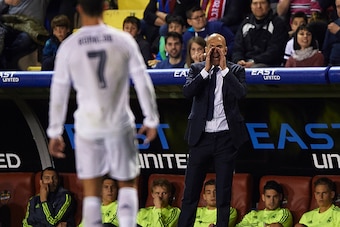 VALENCIA, SPAIN - MARCH 02:  Real Madrid manager Zinedine Zidane gives instructions during the La Liga match between Levante UD and Real Madrid at Ciutat de Valencia on March 02, 2016 in Valencia, Spain.  (Photo by Manuel Queimadelos Alonso/Getty Images)