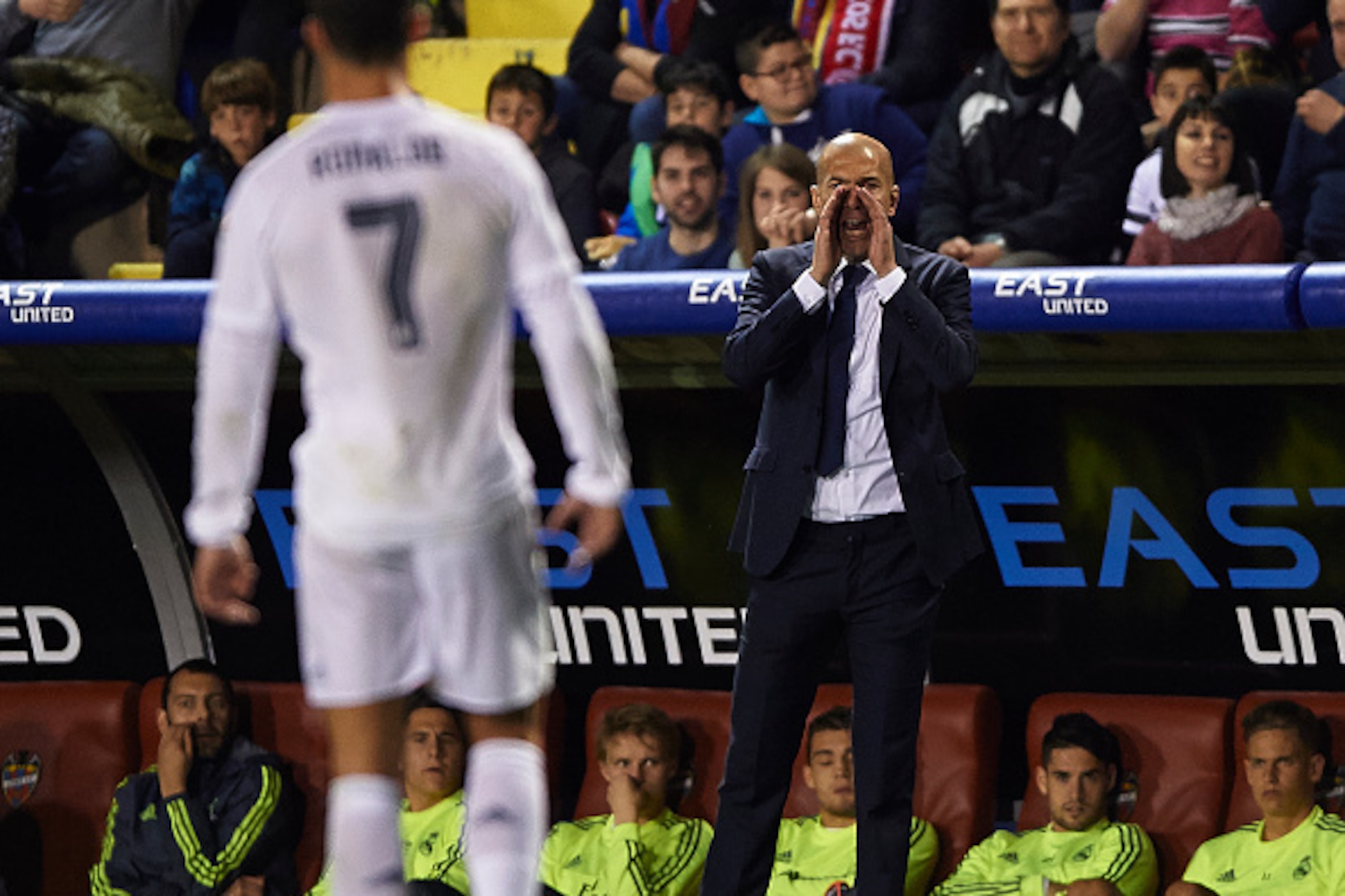 VALENCIA, SPAIN - MARCH 02:  Real Madrid manager Zinedine Zidane gives instructions during the La Liga match between Levante UD and Real Madrid at Ciutat de Valencia on March 02, 2016 in Valencia, Spain.  (Photo by Manuel Queimadelos Alonso/Getty Images)