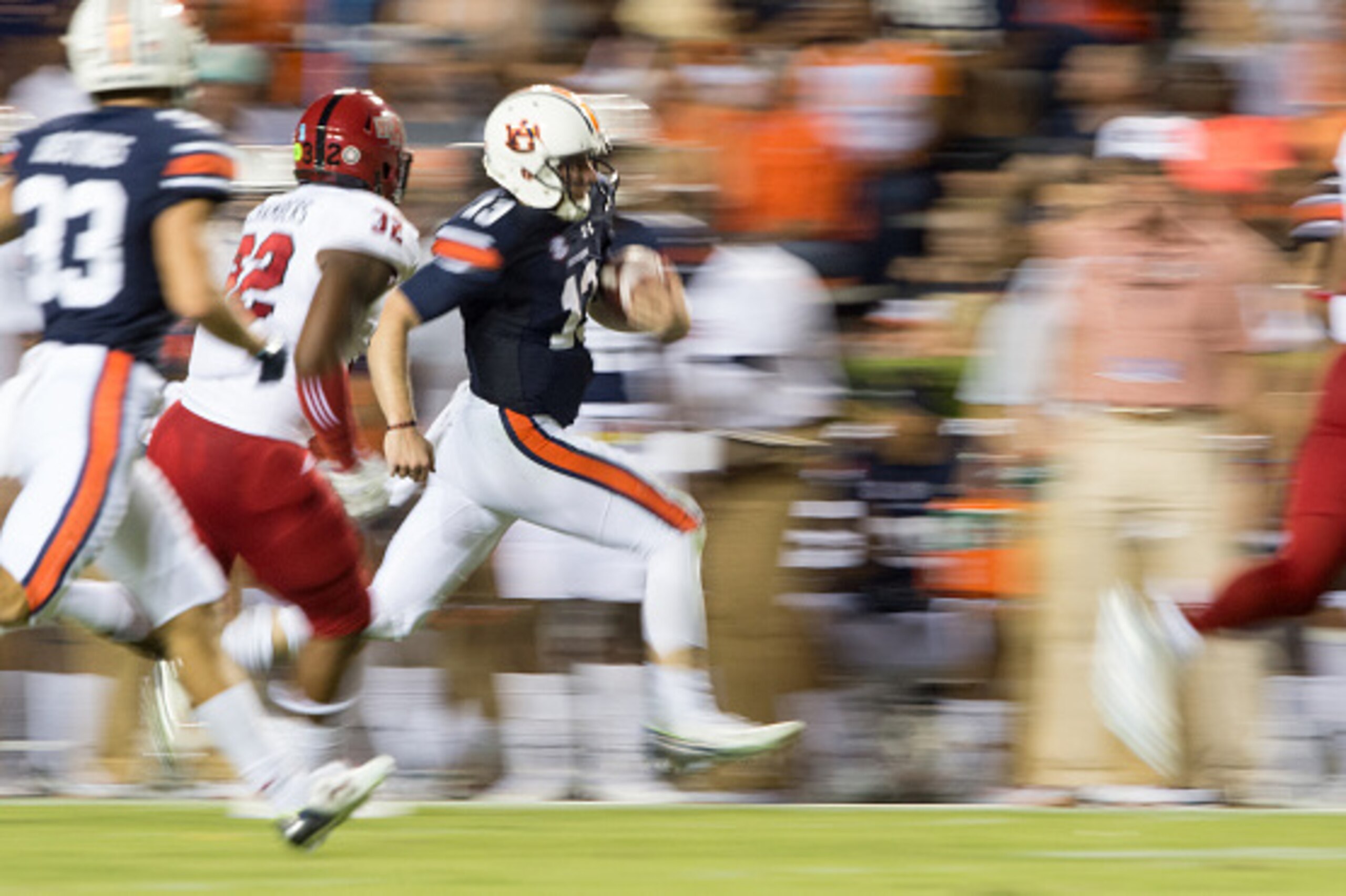 AUBURN, AL - SEPTEMBER 10: Quarterback Sean White #13 of the Auburn Tigers runs the ball by linebacker Tajhea Chambers #32 of the Arkansas State Red Wolves at Jordan Hare Stadium on September 10, 2016 in Auburn, Alabama. (Photo by Michael Chang/Getty Imag