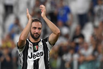 TURIN, ITALY - SEPTEMBER 10:  Gonzalo Higuain of Juventus FC celebrates victory at the end of the Serie A match between Juventus FC and US Sassuolo at Juventus Stadium on September 10, 2016 in Turin, Italy.  (Photo by Valerio Pennicino/Getty Images)