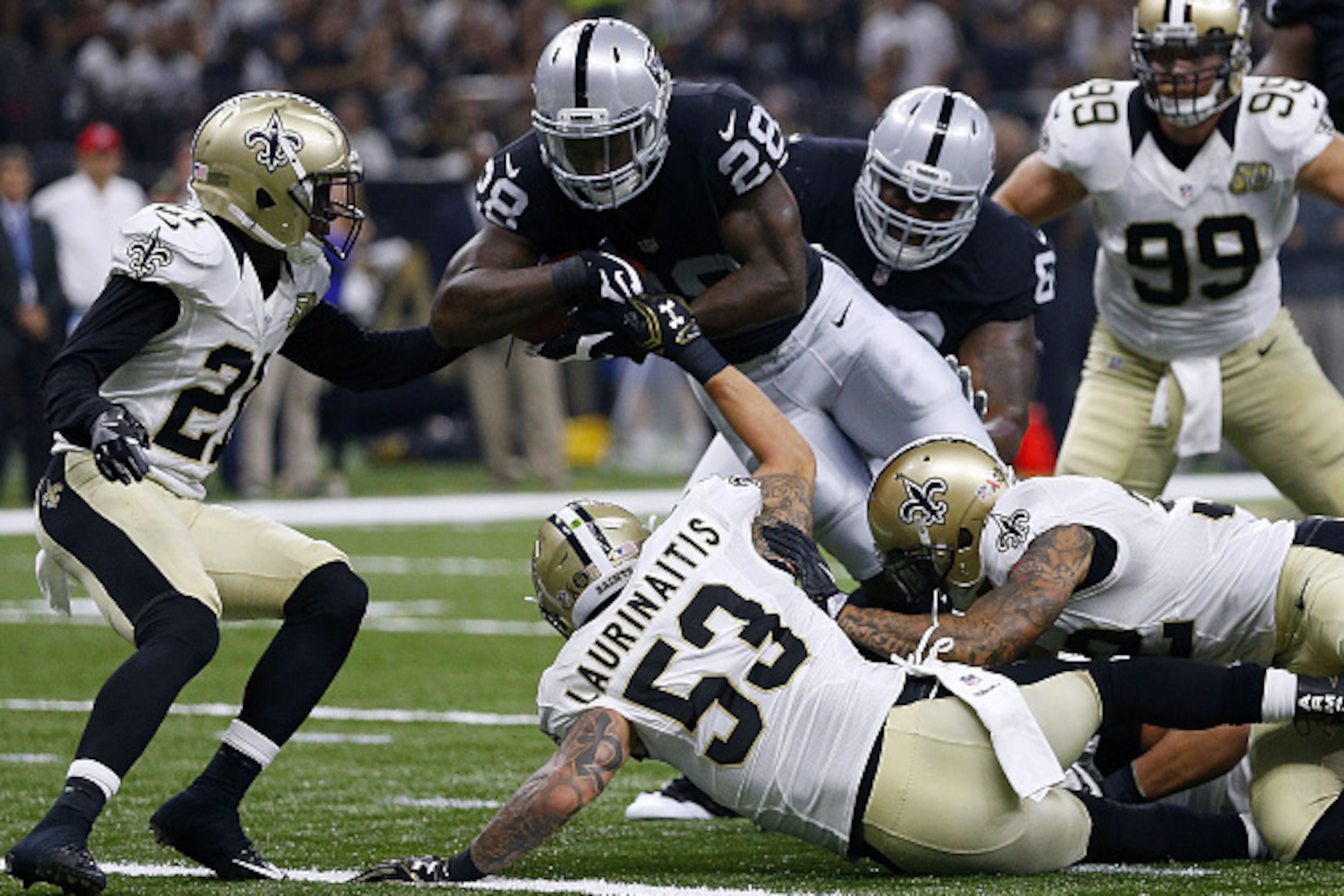 NEW ORLEANS, LA - SEPTEMBER 11: Latavius Murray #28 of the Oakland Raiders scores a touchdown during the first half of a game against the New Orleans Saints at Mercedes-Benz Superdome on September 11, 2016 in New Orleans, Louisiana.  (Photo by Jonathan Ba