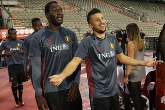 Belgium's Romelu Lukaku (L) and Kevin Mirallas arrive for a training session of the Belgium's national football team Red Devils, on August 31, 2016, in Brussels, ahead of a friendly football match against Spain on September 1 and a 2018 World Championship