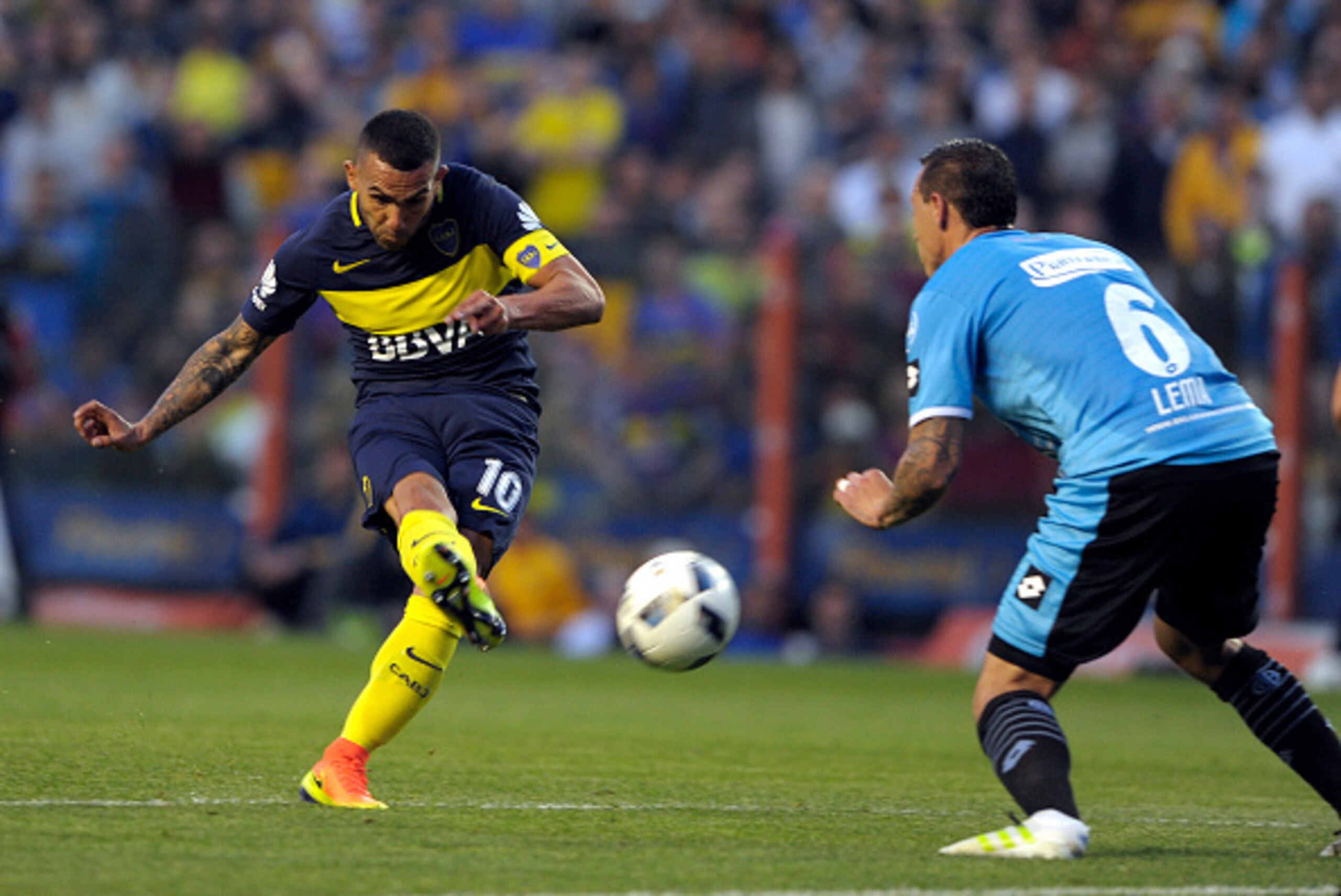 Boca Juniors' forward Carlos Tevez (L) kicks to score against Belgrano during their Argentina First Division football match, at La Bombonera stadium, in Buenos Aires, on September 11 , 2016. / AFP / AFP PHOTO / ALEJANDRO PAGNI        (Photo credit should 