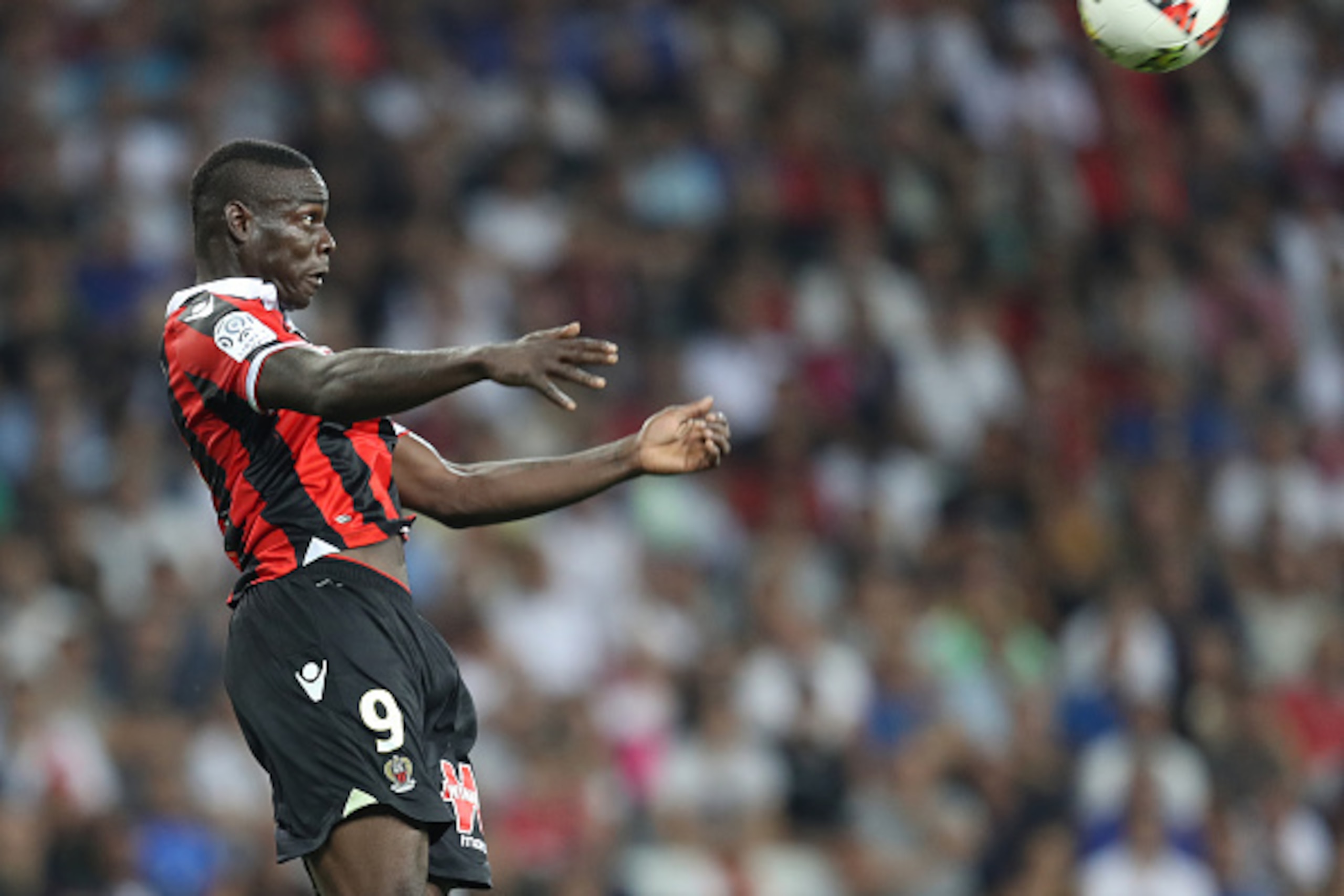 Nice's Italian forward Mario Balotelli  heads the ball during the French L1 football match OGC Nice (OGCN) vs Olympique de Marseille (OM) on September 11, 2016 at the 'Allianz Riviera' stadium in Nice, southeastern France. / AFP / VALERY HACHE        (Pho