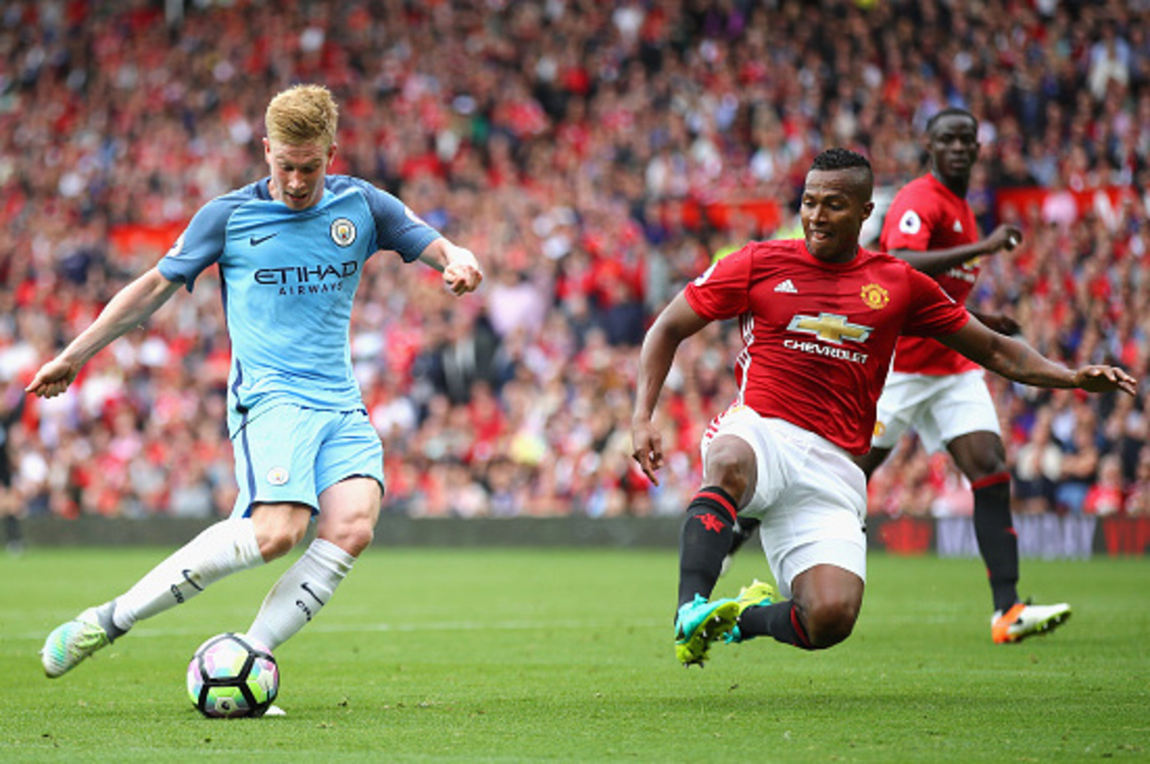 MANCHESTER, ENGLAND - SEPTEMBER 10:  Kevin De Bruyne of Manchester City is challenged by Antonio Valencia of Manchester United during the Premier League match between Manchester United and Manchester City at Old Trafford on September 10, 2016 in Mancheste
