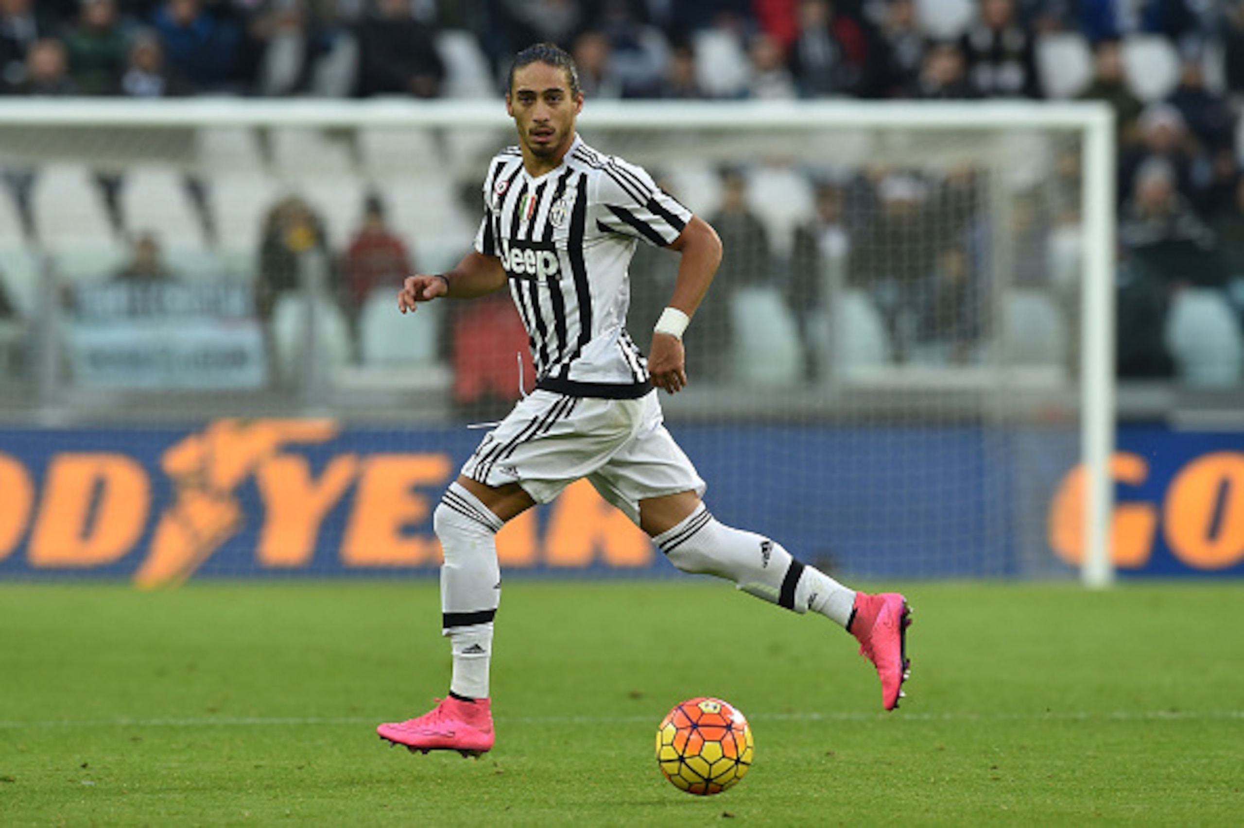 TURIN, ITALY - JANUARY 06:  Martin Caceres of Juventus FC in action during the Serie A match between Juventus FC and Hellas Verona FC at Juventus Arena on January 6, 2016 in Turin, Italy.  (Photo by Valerio Pennicino/Getty Images)