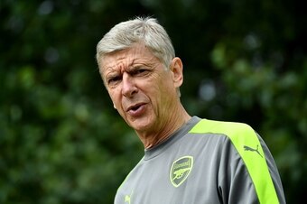 Arsenal's French manager Arsene Wenger arrives for a training session at Arsenal's London Colney training ground on September 12, 2016 ahead of their UEFA Champions League group A match against Paris Saint-Germain. / AFP / BEN STANSALL        (Photo credi