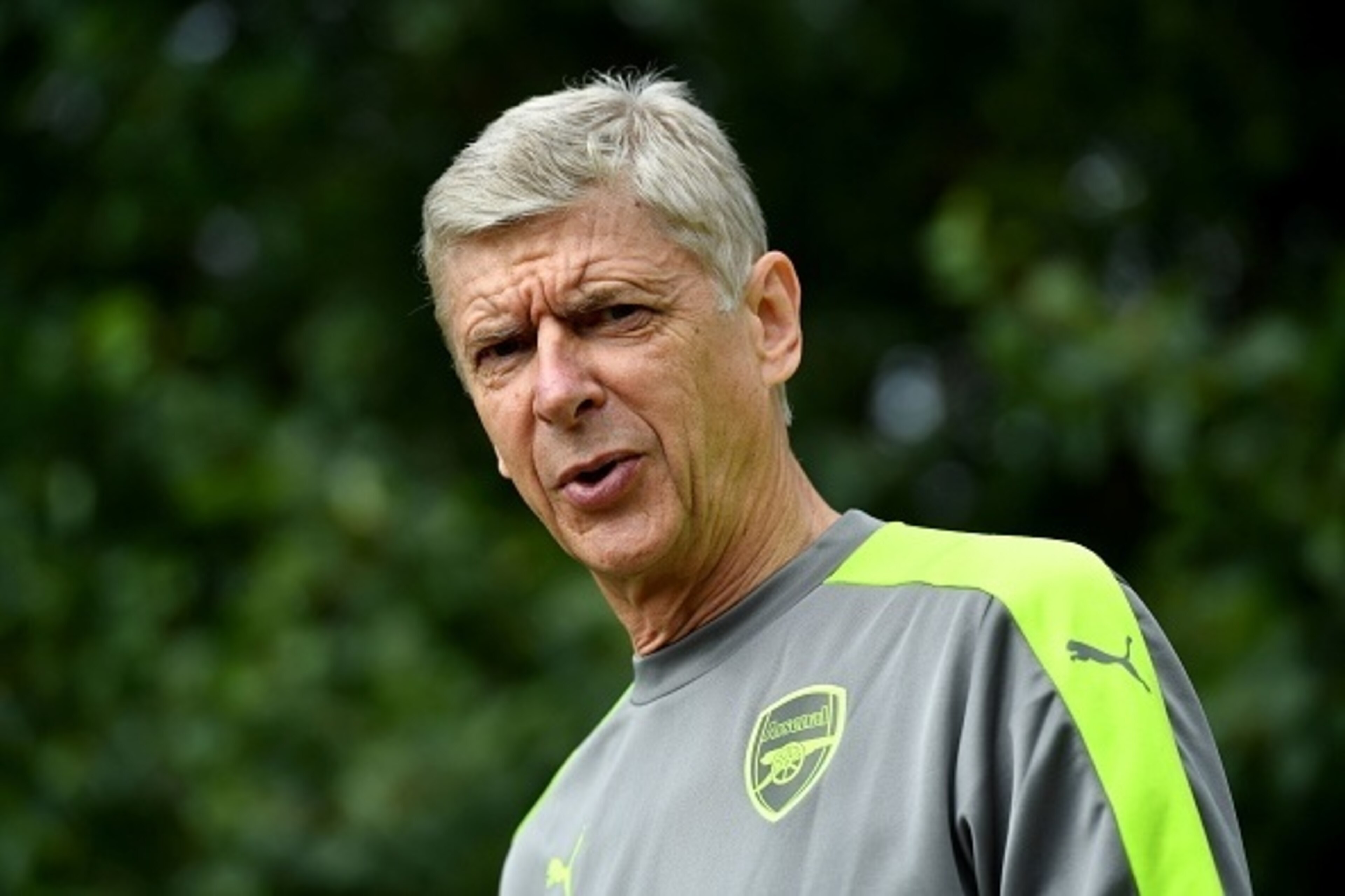 Arsenal's French manager Arsene Wenger arrives for a training session at Arsenal's London Colney training ground on September 12, 2016 ahead of their UEFA Champions League group A match against Paris Saint-Germain. / AFP / BEN STANSALL (Photo credi Arsenal's French manager Arsene Wenger arrives for a training session at Arsenal's London Colney training ground on September 12, 2016 ahead of their UEFA Champions League group A match against Paris Saint-Germain. / AFP / BEN STANSALL (Photo credi