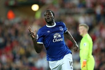 Everton's Belgian striker Romelu Lukaku celebrates scoring his team's third goal during the English Premier League football match between Sunderland and Everton at the Stadium of Light in Sunderland, north-east England on September 12, 2016. / AFP / SCOTT
