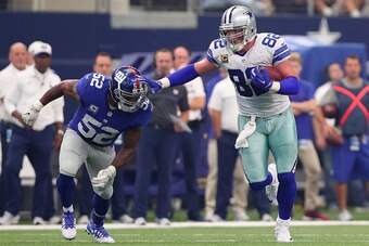 ARLINGTON, TX - SEPTEMBER 11:  Jason Witten #82 of the Dallas Cowboys runs after catching a pass against the New York Giants at AT&T Stadium on September 11, 2016 in Arlington, Texas.  (Photo by Tom Pennington/Getty Images)