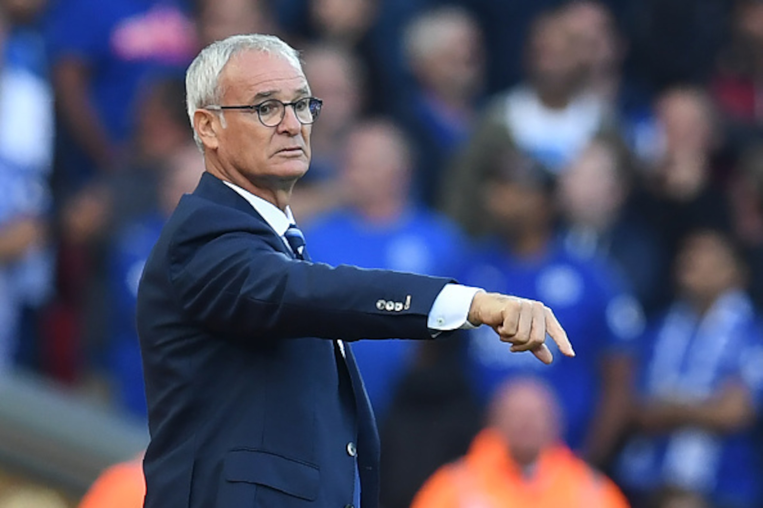 Leicester City's Italian manager Claudio Ranieri gestures on the touchline during the English Premier League football match between Liverpool and Leicester City at Anfield in Liverpool, north west England on September 10, 2016. / AFP / Paul ELLIS / RESTRI