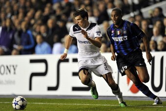 Tottenham Hotspur's Welsh defender Gareth Bale (L) vies with Inter Milan's Brazilian defender Maicon (R) during their UEFA Champions League group A match against Inter Milan at White Hart Lane, in London,  on November 2, 2010. AFP PHOTO/GLYN KIRK (Photo c