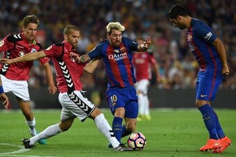 Barcelona's Argentinian forward Lionel Messi (2nd R) vies with Alaves' defender Victor Laguardia (2nd L) beside Barcelona's Uruguayan forward Luis Suarez (R) during the Spanish league football match FC Barcelona vs Deportivo Alaves at the Camp Nou stadium