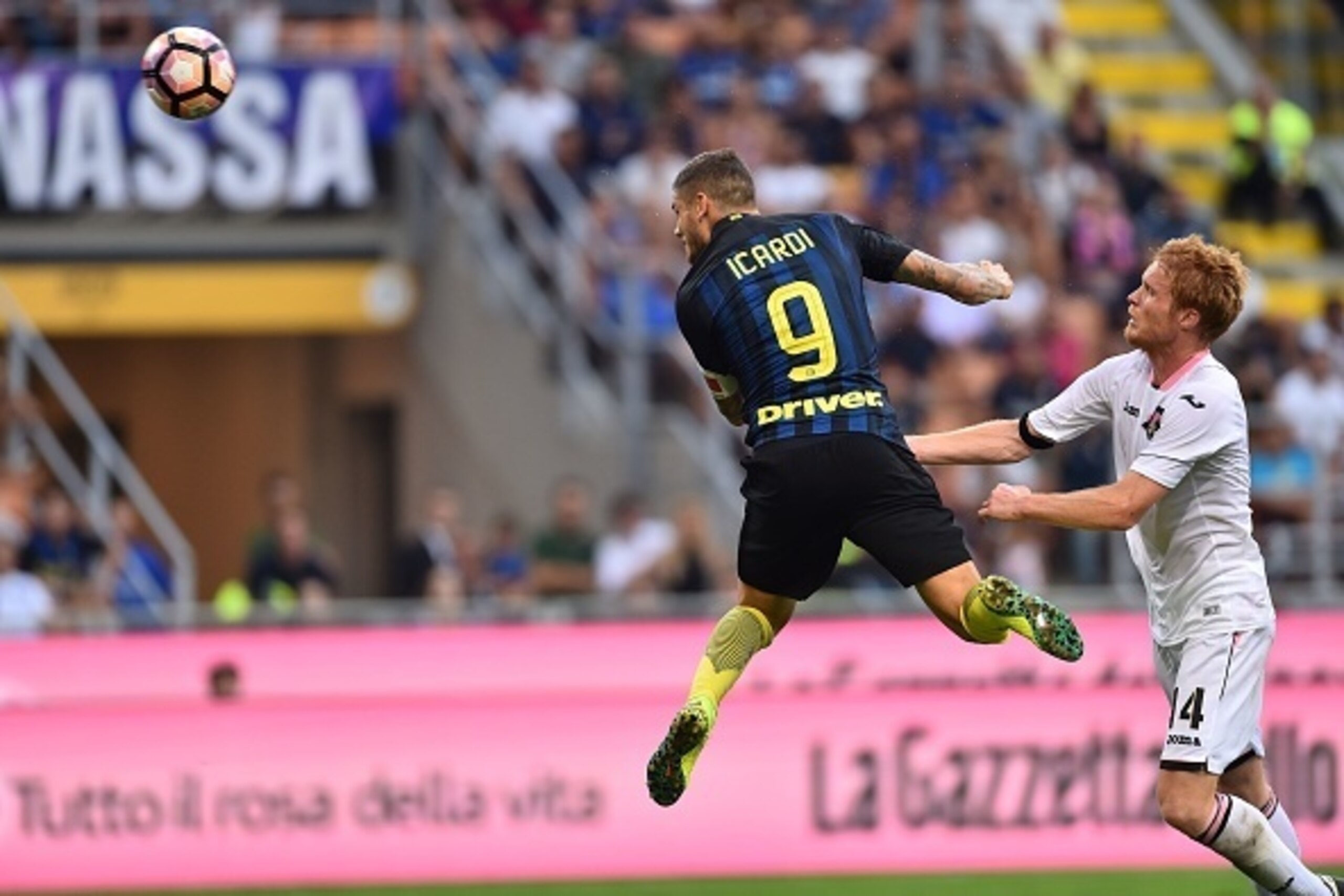 Inter Milan's forward from Argentina Mauro Icardi (L) heads the ball in front of by Palermo's midfielder from Italy Alessandro Gazzi during the Italian Serie A football match Inter Milan vs Palermo  at 'San Siro' Stadium in Milan on August 28, 2016.   / A