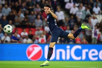 Paris Saint-Germain's Uruguayan forward Edinson Cavani shoots to score during the UEFA Champions League Group A football match between Paris-Saint-Germain vs Arsenal FC, on September 13, 2016 at the Parc des Princes stadium in Paris.  AFP PHOTO / FRANCK F