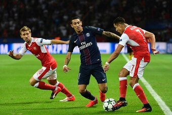 Paris Saint-Germain's Argentinian midfielder Angel Di Maria (C) vies with Arsenal's Spanish defender Nacho Monreal (L) and Arsenal's Chilean forward Alexis Sanchez during the UEFA Champions League Group A football match between Paris-Saint-Germain vs Arse