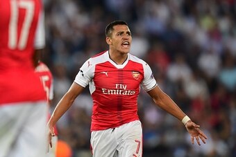Arsenal's Chilean forward Alexis Sanchez reacts during the UEFA Champions League Group A football match between Paris-Saint-Germain vs Arsenal FC, on September 13, 2016 at the Parc des Princes stadium in Paris.  AFP PHOTO / FRANCK FIFE / AFP / FRANCK FIFE