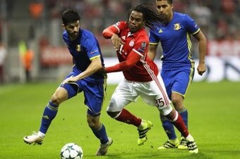Sanches (c.) has a packed midfield to compete with for a starting berth at Bayern.