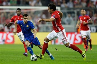 Hummels (c.) was taken off on 51 minutes after being caught by Miha Mevlja's boot.