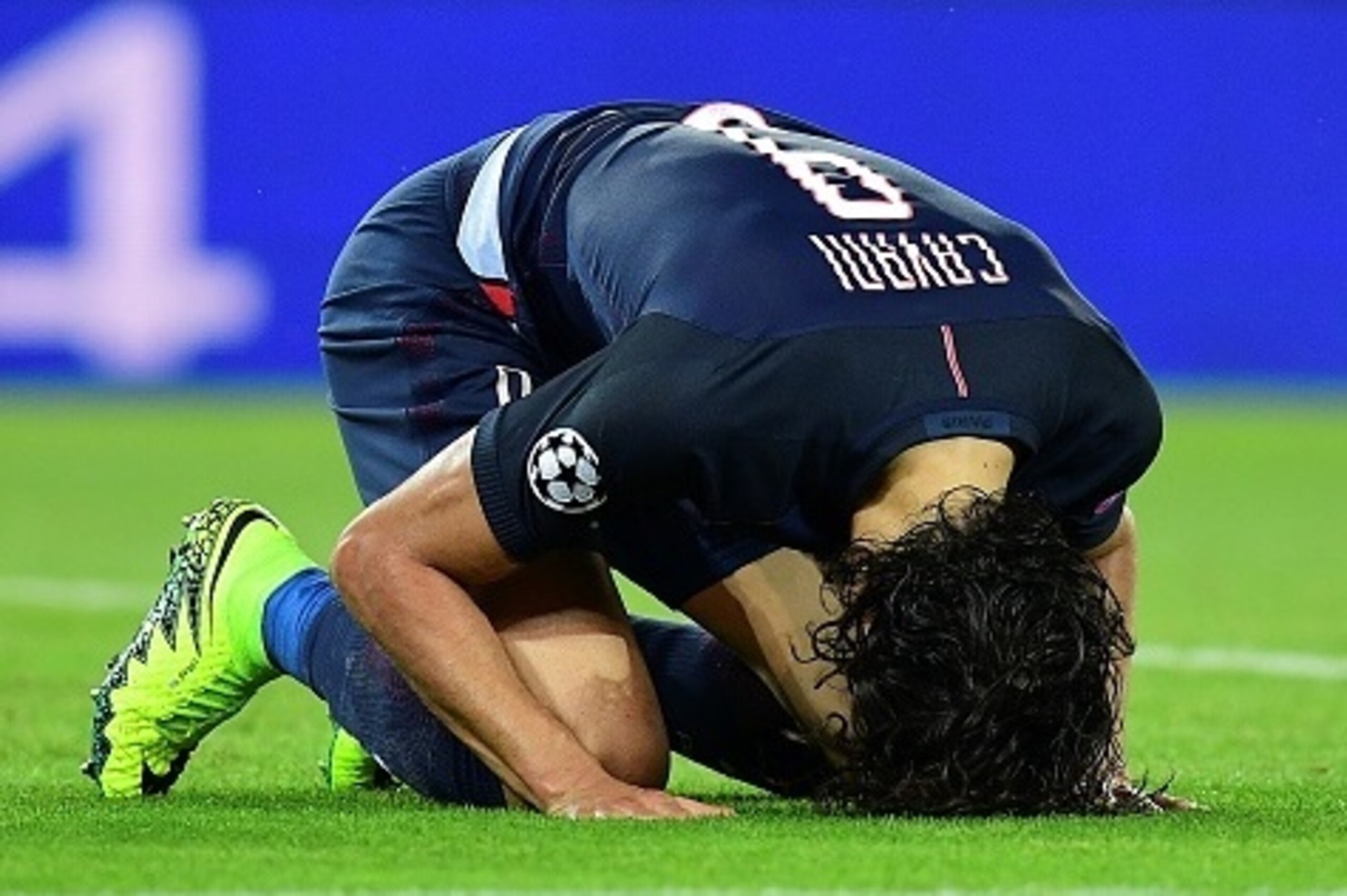Paris Saint-Germain's Uruguayan forward Edinson Cavani reacts after missing a goal opportunity during the UEFA Champions League Group A football match between Paris-Saint-Germain vs Arsenal FC, on September 13, 2016 at the Parc des Princes stadium in Pari