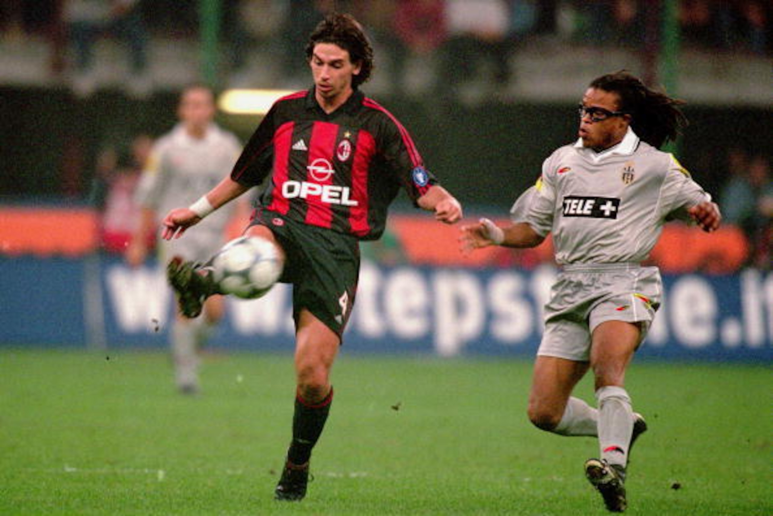 21 Oct 2000:  Demetrio Albertini of AC Milan is closed down by Edgar Davids of Juventus during the Italian Serie A game played at the San Siro Stadium in Milan, Italy. The game ended in a 2-2 draw. \ Mandatory Credit: Claudio Villa /Allsport