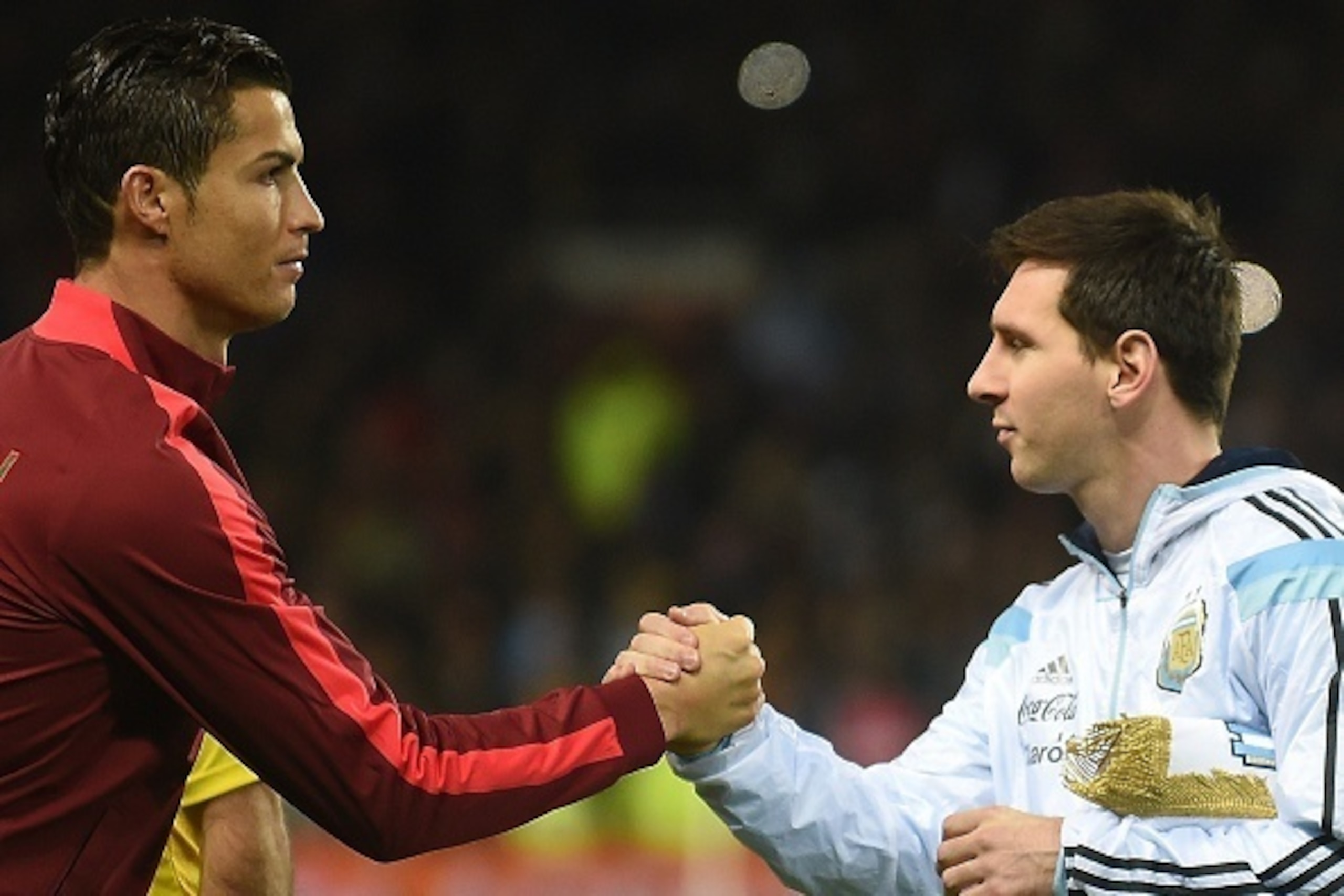 Argentina striker Lionel Messi (R) shakes hands with Portugal's striker Cristiano Ronaldo (L) ahead of kick off of the international friendly football match between the Argentina and Portugal at Old Trafford in Manchester on November 18, 2014. AFP PHOTO / Argentina striker Lionel Messi (R) shakes hands with Portugal's striker Cristiano Ronaldo (L) ahead of kick off of the international friendly football match between the Argentina and Portugal at Old Trafford in Manchester on November 18, 2014. AFP PHOTO /