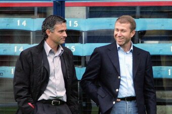 LONDON - AUGUST 24: Manager of Chelsea, Jose Mourinho, (L) talks with Chelsea owner Roman Abramovich  before the Barclays Premiership match between Crystal Palace and Chelsea at Selhurst Park on August 24, 2004 in London.  (Photo by Phil Cole/Getty Images