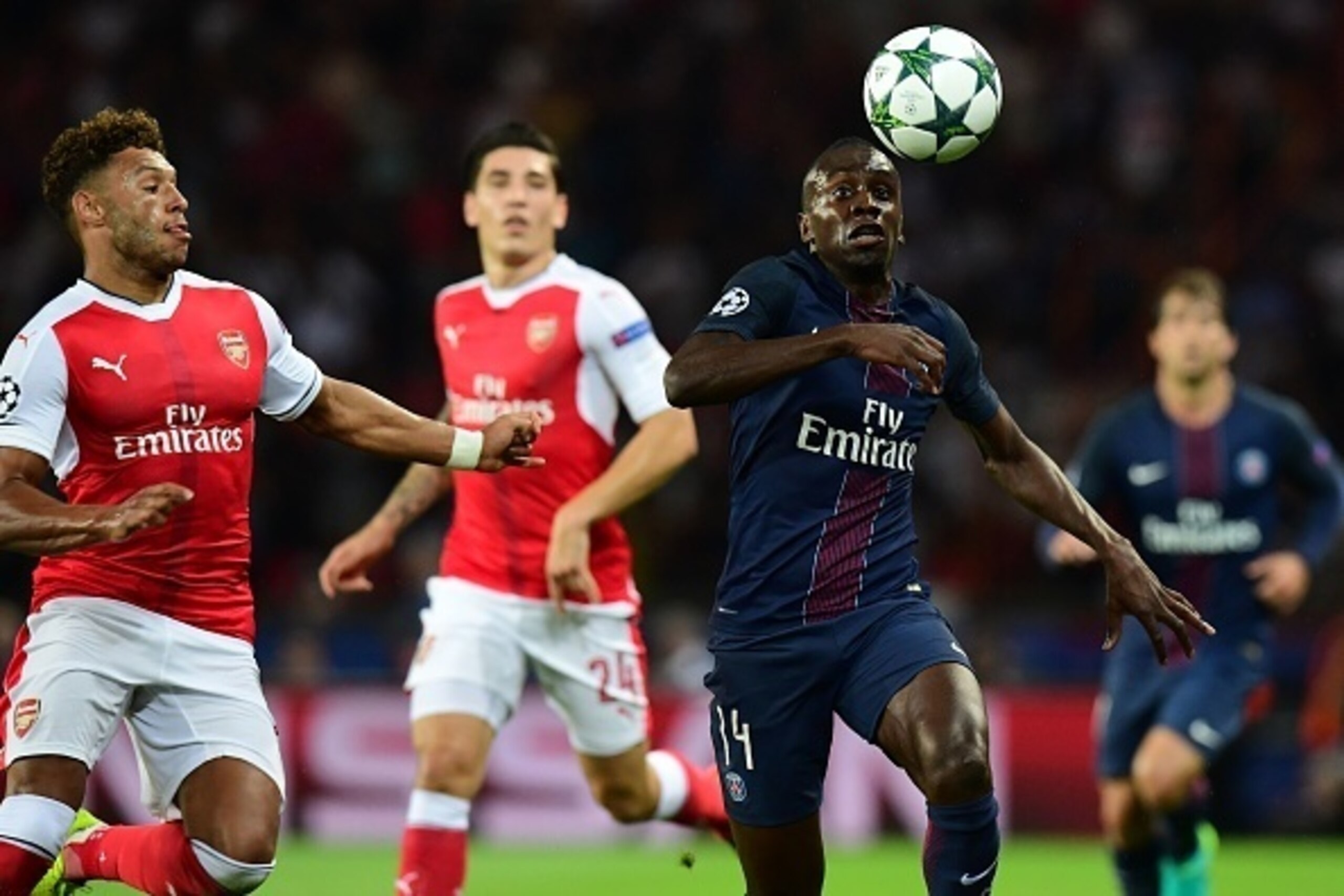 Paris Saint-Germain's French midfielder Blaise Matuidi (R) vies with Arsenal's English midfielder Alex Oxlade-Chamberlain (L) during the UEFA Champions League Group A football match between Paris-Saint-Germain vs Arsenal FC, on September 13, 2016 at the P