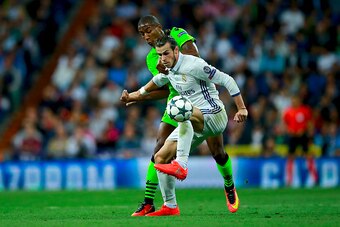 MADRID, SPAIN - SEPTEMBER 14: Gareth Bale ((R)) of Real Madrid CF competes for the ball with Marvin Zeegelaar ((L)) of Sporting CP during the UEFA Champions League group stage match between Real Madrid CF and Sporting Clube de Portugal at Santiago Bernabe
