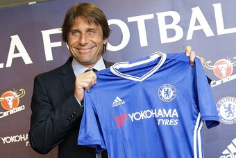 Chelsea's newly appointed Italian manager Antonio Conte holds a Chelsea football shirt as he poses for photographs during a press conference at the club's Stamford Bridge stadium in London on July 14, 2016.
Conte will take over as Chelsea manager for the 