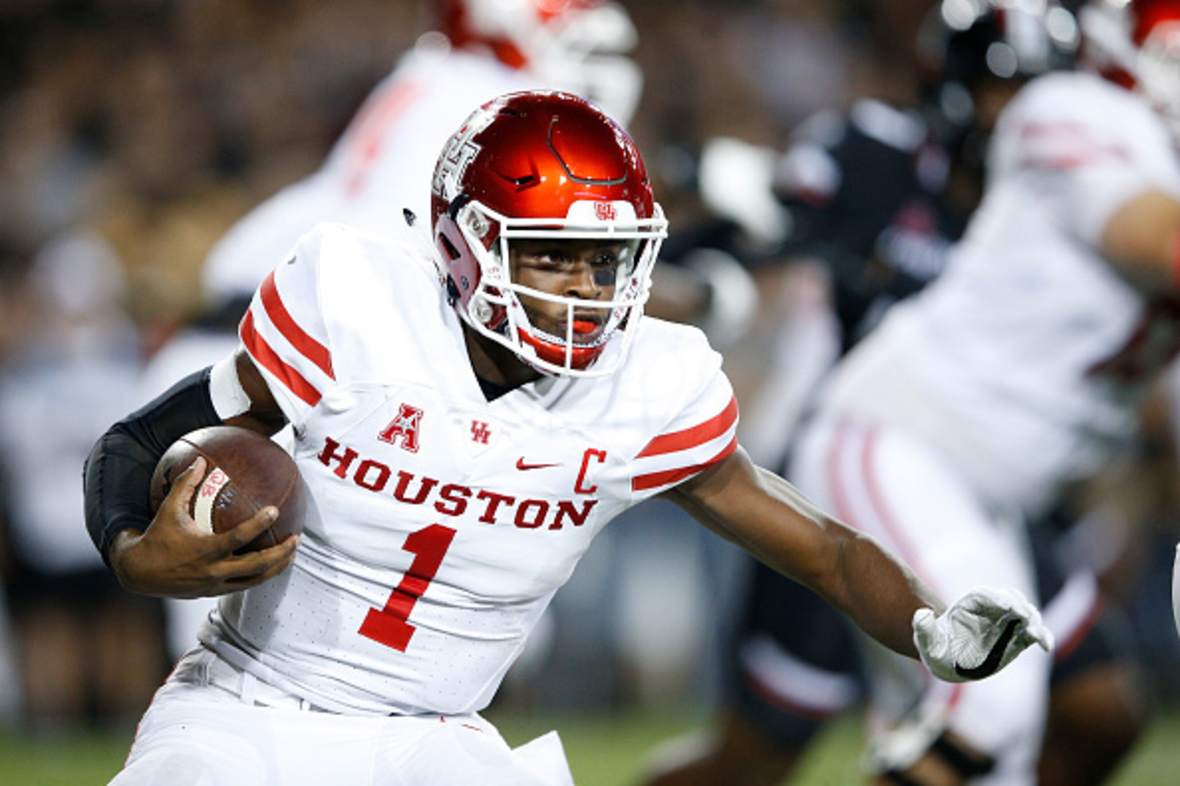 CINCINNATI, OH - SEPTEMBER 15: Greg Ward Jr. #1 of the Houston Cougars runs with the ball in the first half against the Cincinnati Bearcats at Nippert Stadium on September 15, 2016 in Cincinnati, Ohio. (Photo by Joe Robbins/Getty Images)