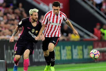 Barcelona's Argentinian forward Lionel Messi (L) vies with Athletic Bilbao's French defender Aymeric Laporte during the Spanish league football match Athletic Club Bilbao vs FC Barcelona at the San Mames stadium in Bilbao on August 28, 2016. / AFP / ANDER