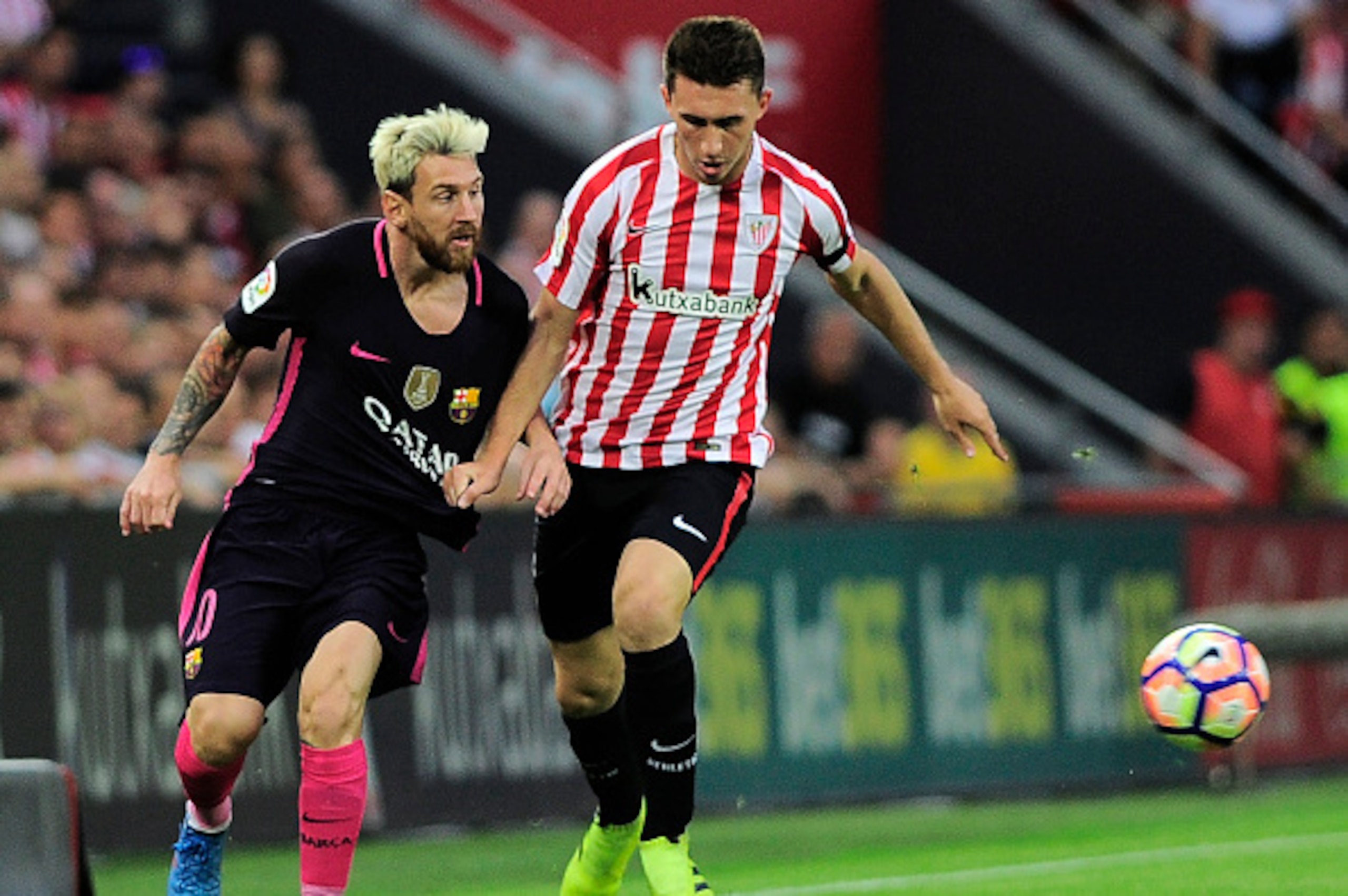 Barcelona's Argentinian forward Lionel Messi (L) vies with Athletic Bilbao's French defender Aymeric Laporte during the Spanish league football match Athletic Club Bilbao vs FC Barcelona at the San Mames stadium in Bilbao on August 28, 2016. / AFP / ANDER