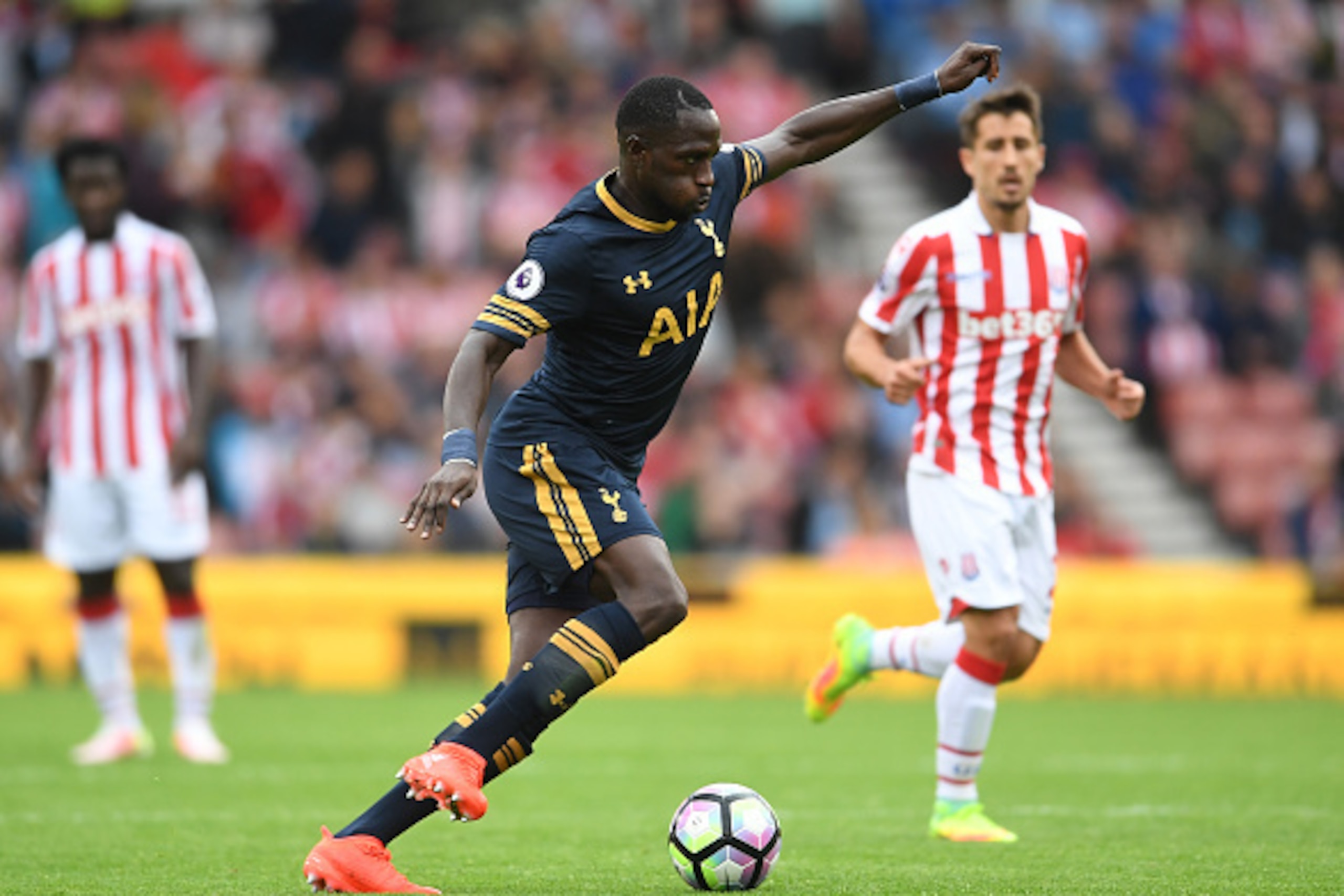 STOKE ON TRENT, ENGLAND - SEPTEMBER 10: Moussa Sissoko of Tottenham Hotspur in action during the Premier League match between Stoke City and Tottenham Hotspur at Britannia Stadium on September 10, 2016 in Stoke on Trent, England.  (Photo by Laurence Griff