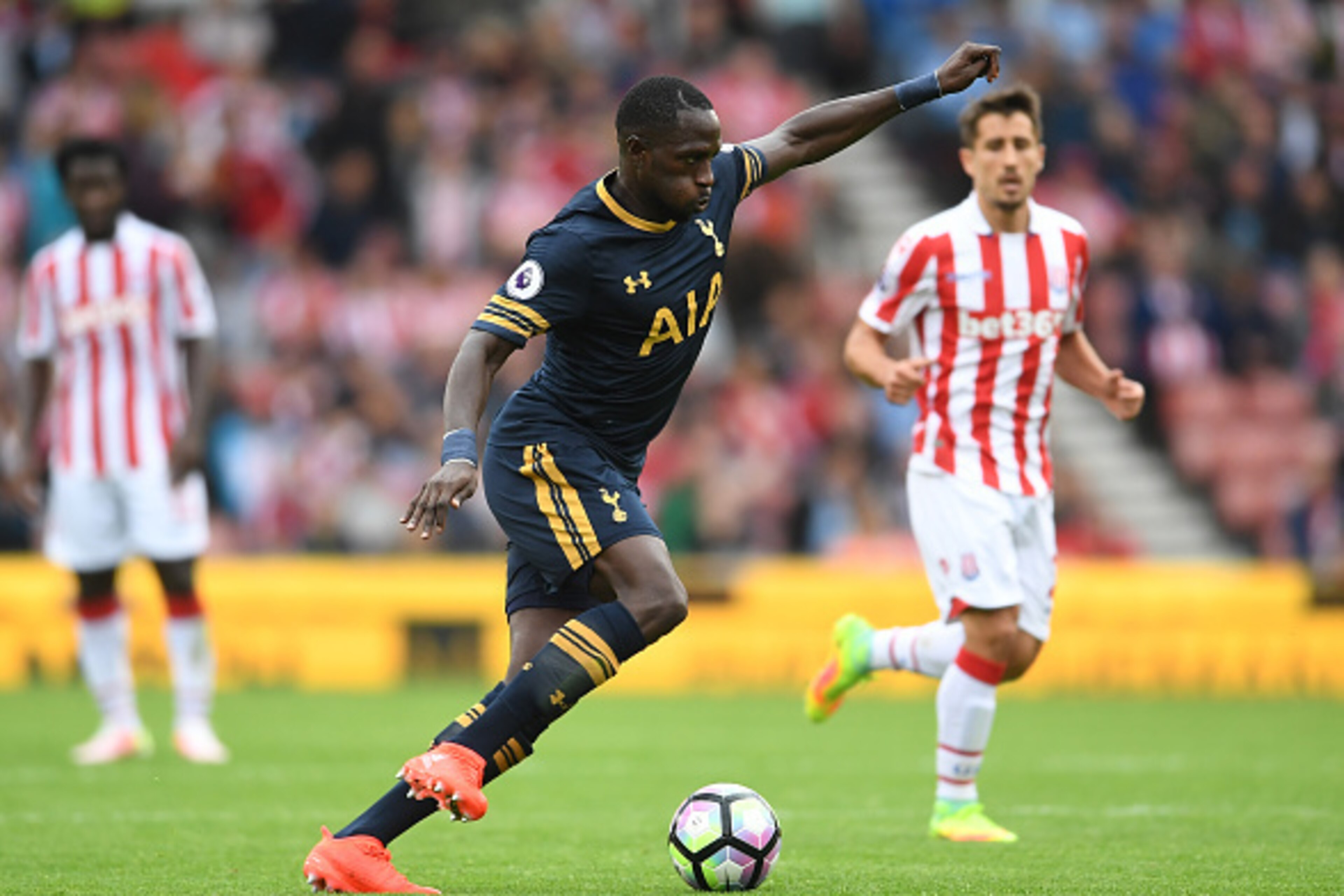 STOKE ON TRENT, ENGLAND - SEPTEMBER 10: Moussa Sissoko of Tottenham Hotspur in action during the Premier League match between Stoke City and Tottenham Hotspur at Britannia Stadium on September 10, 2016 in Stoke on Trent, England. (Photo by Laurence Griff STOKE ON TRENT, ENGLAND - SEPTEMBER 10: Moussa Sissoko of Tottenham Hotspur in action during the Premier League match between Stoke City and Tottenham Hotspur at Britannia Stadium on September 10, 2016 in Stoke on Trent, England. (Photo by Laurence Griff