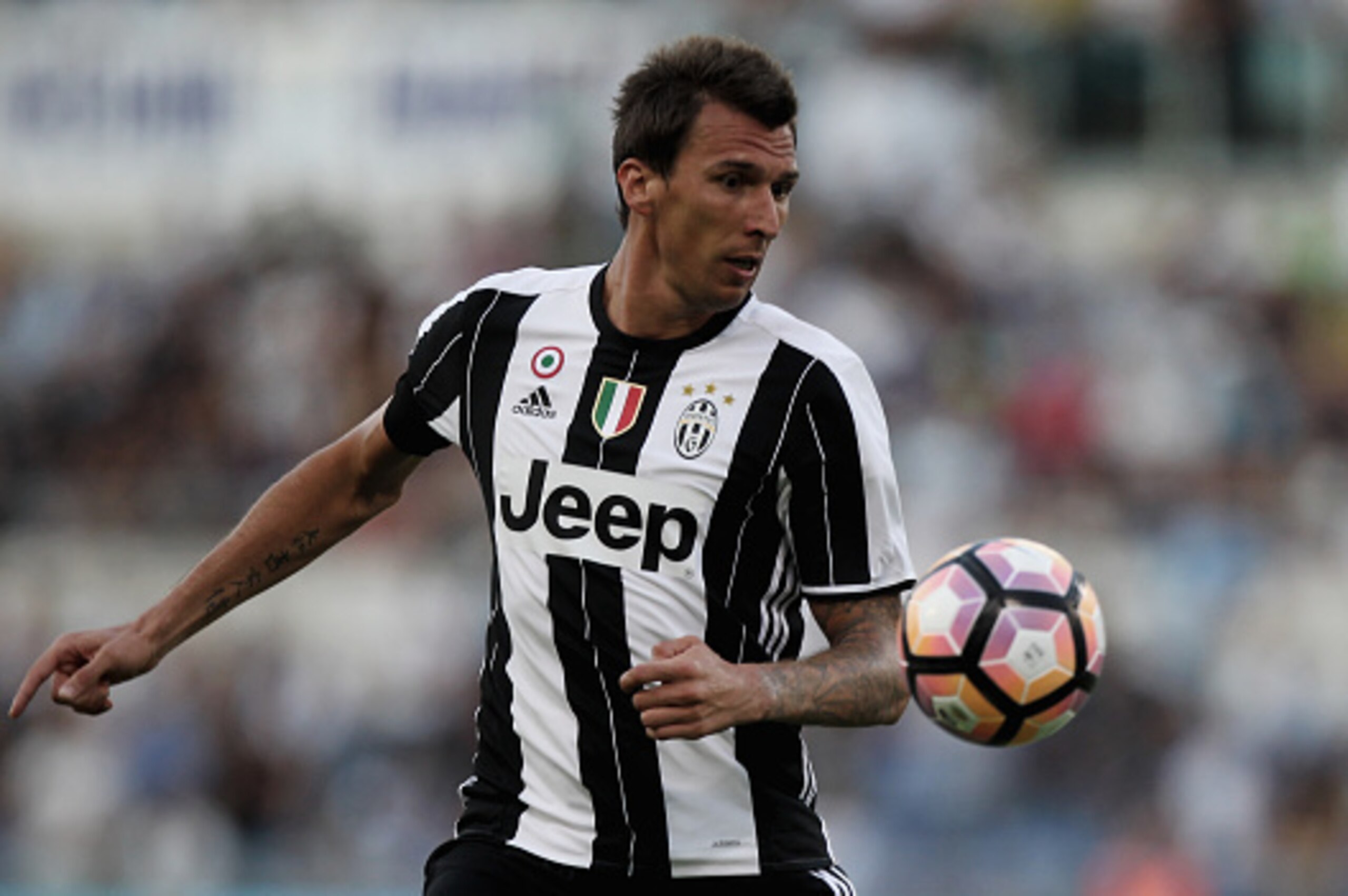 ROME, ITALY - AUGUST 27: Mario Mandzukic of Juventus FC in action during the Serie A match between SS Lazio and Juventus FC at Stadio Olimpico on August 27, 2016 in Rome, Italy.  (Photo by Paolo Bruno/Getty Images)