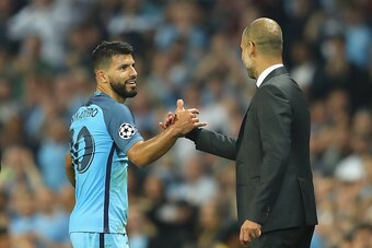 MANCHESTER, ENGLAND - SEPTEMBER 14:  Sergio Aguero of Manchester City is congratulated by Josep Guardiola during the UEFA Champions League match between Manchester City FC and VfL Borussia Moenchengladbach at Etihad Stadium on September 14, 2016 in Manche