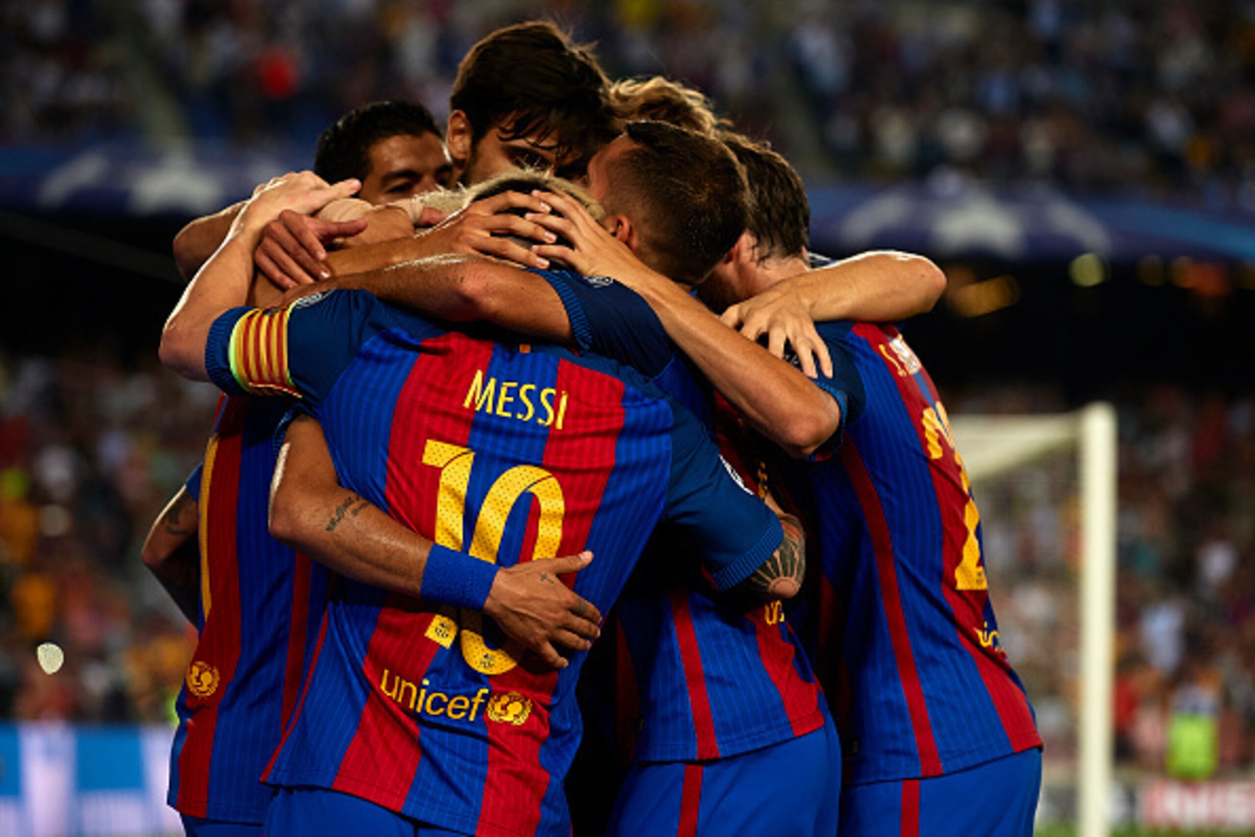 BARCELONA, SPAIN - SEPTEMBER 13:  Lionel Messi of FC Barcelona celebrates scoring his team's second goal with his teammates during the UEFA Champions League Group C match between FC Barcelona and Celtic FC at Camp Nou on September 13, 2016 in Barcelona. S