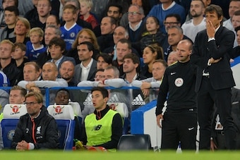 Chelsea's Italian head coach Antonio Conte (R) and Liverpool's German manager Jurgen Klopp (L) watch they play during the English Premier League football match between Chelsea and Liverpool at Stamford Bridge in London on September 16, 2016. / AFP / GLYN 