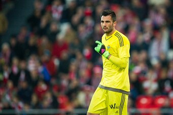 BILBAO, SPAIN - MARCH 13: Antonio Adan of Real Betis Balompie reacts during the La Liga match between Athletic Club Bilbao and Real Betis Balompie at San Mames Stadium on March 13, 2016 in Bilbao, Spain.  (Photo by Juan Manuel Serrano Arce/Getty Images)