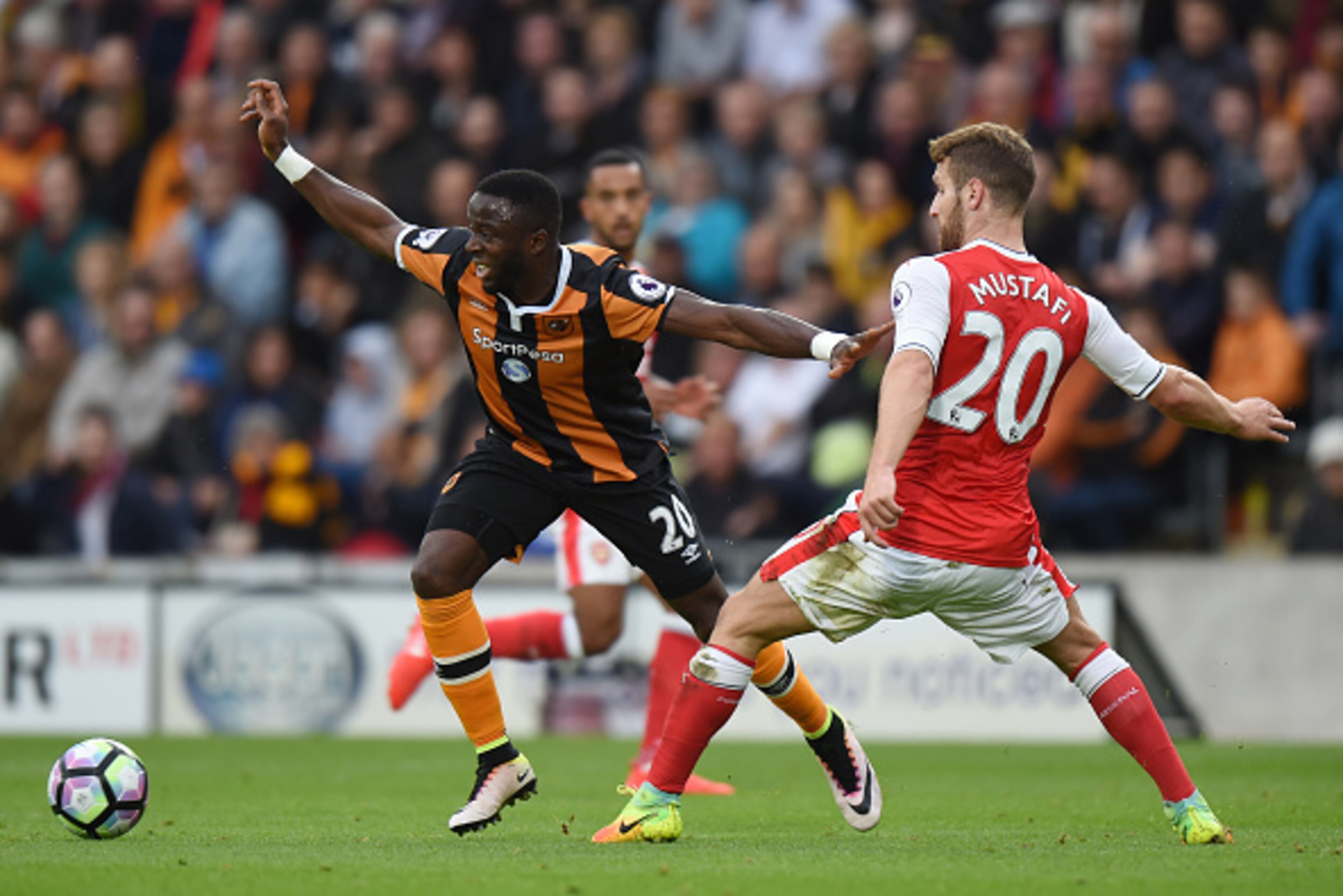HULL, ENGLAND - SEPTEMBER 17: Adama Diomande of Hull City  and Shkodran Mustafi of Arsenal battle for possession during the Premier League match between Hull City and Arsenal at KCOM Stadium on September 17, 2016 in Hull, England.  (Photo by Tony Marshall