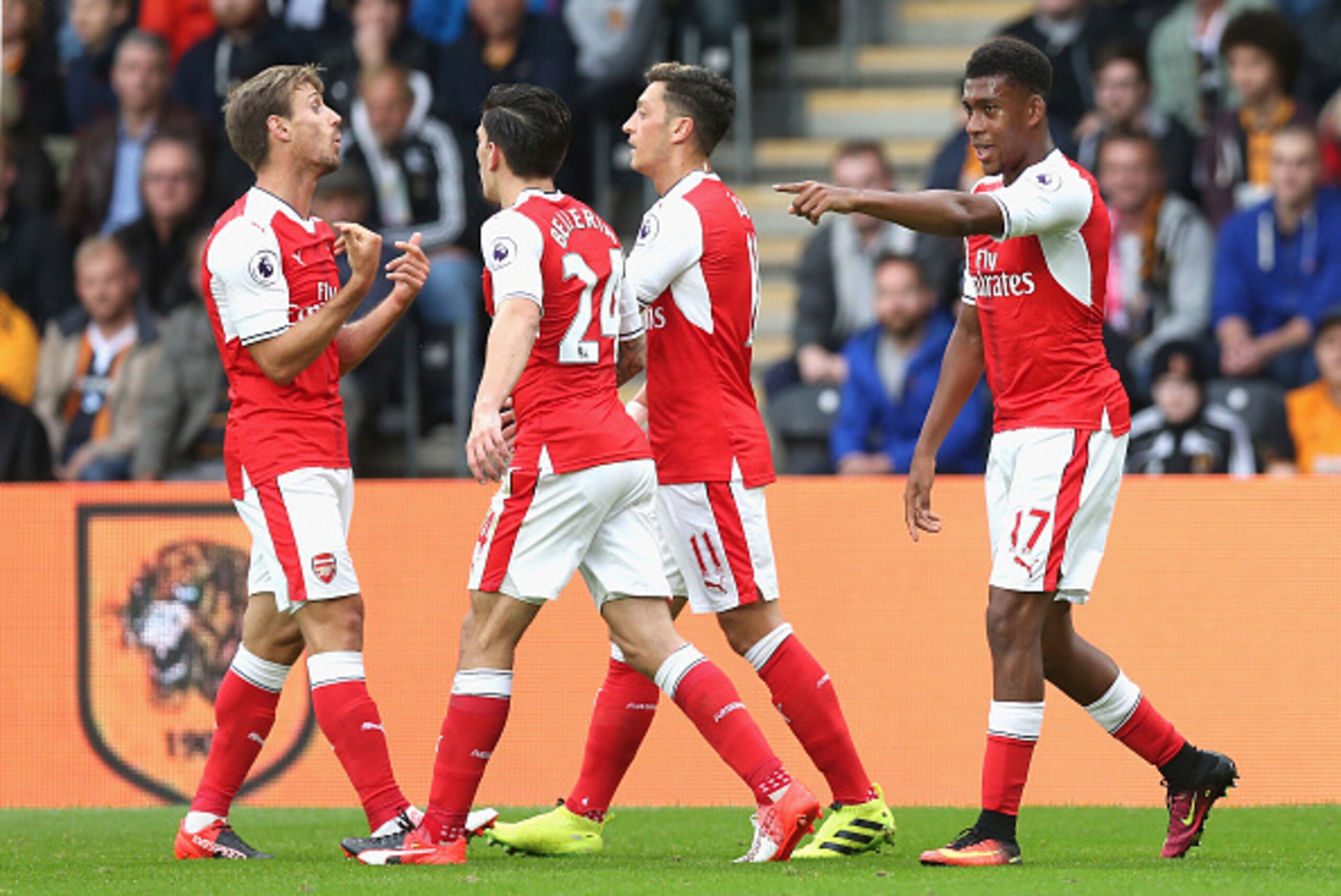 HULL, ENGLAND - SEPTEMBER 17:  Alex Iwobi of Arsenal  (R) celebrates assissting his sides first goal with his team mates during the Premier League match between Hull City and Arsenal at KCOM Stadium on September 17, 2016 in Hull, England.  (Photo by Alex 