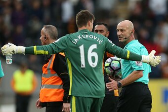 HULL, ENGLAND - SEPTEMBER 17:  Eldin Jakupovic of Hull City argues with referee Roger East during the Premier League match between Hull City and Arsenal at KCOM Stadium on September 17, 2016 in Hull, England.  (Photo by Alex Morton/Getty Images)